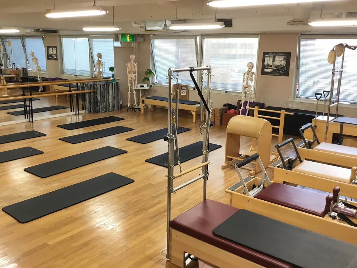 ゼンプレイスピラティス江坂 内観 1