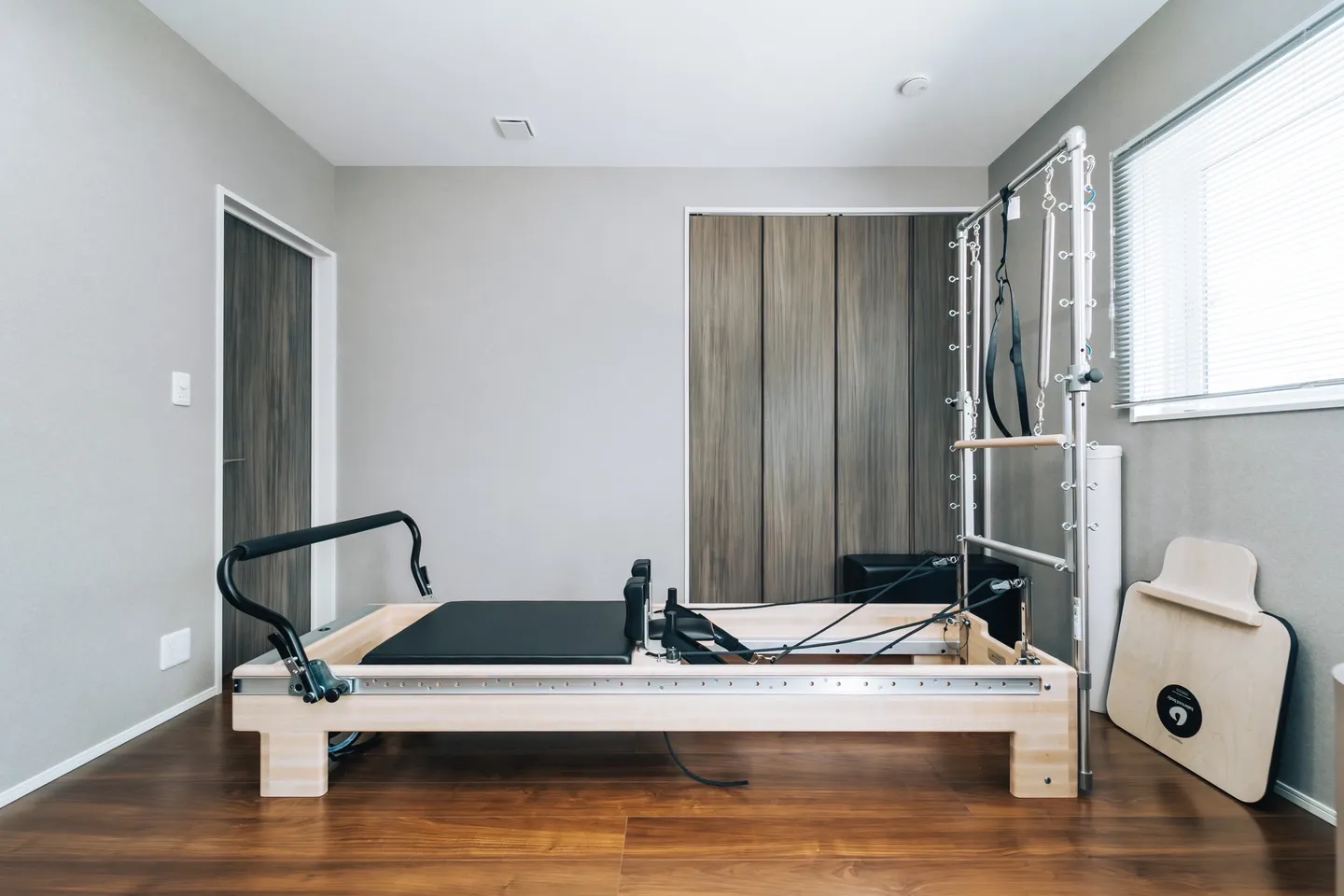 Balanced Body のタワー付きクリニカルリフォーマーを正面から見た様子。右手にアークバレルが立てられている