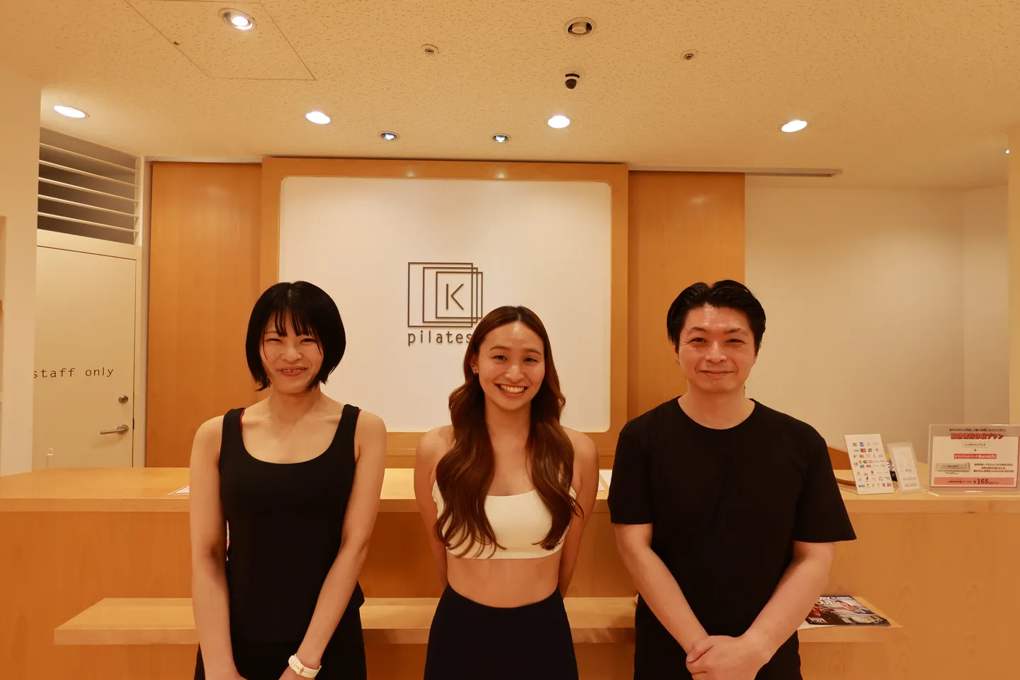 取材のあと、受付の前で。左からプラクティショナー・ツマサマ、インストラクターの maikaさん、リサーチャー・タカ