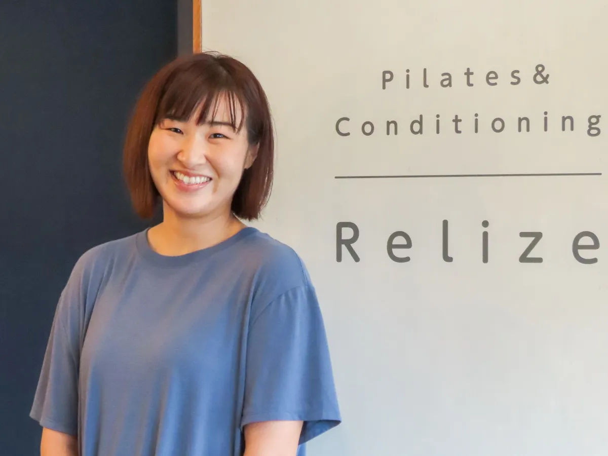 笑顔で立つ森本綾那さん